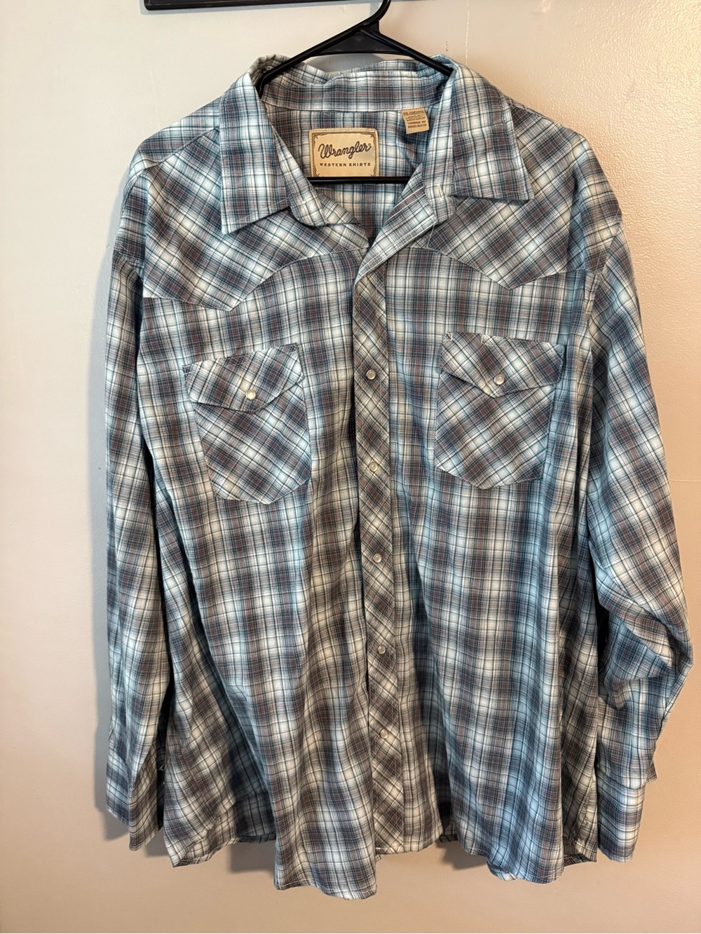 Wrangler Men’s Blue and Gray Plaid Button-Down Western Shirt